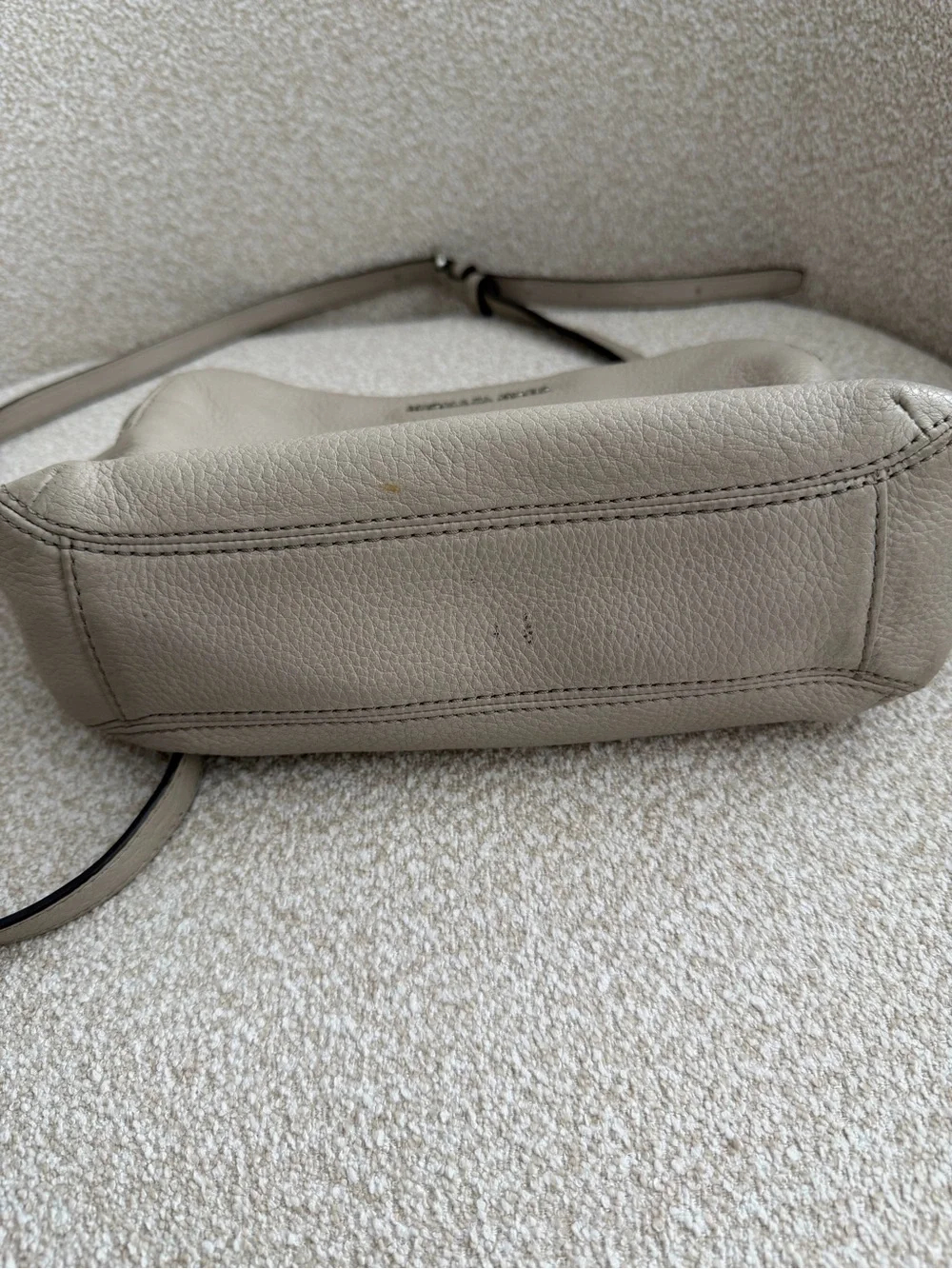 🤍 Michael Kors Crossbody Bag – Light Gray / Cream